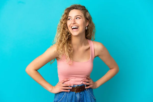 Jeune Femme Blonde Isolée Sur Fond Bleu Posant Avec Les — Photo