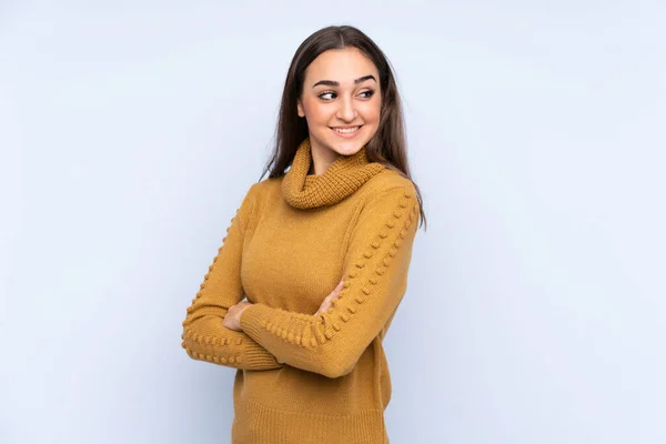 Mujer Joven Caucásica Aislada Sobre Fondo Azul Con Los Brazos — Foto de Stock