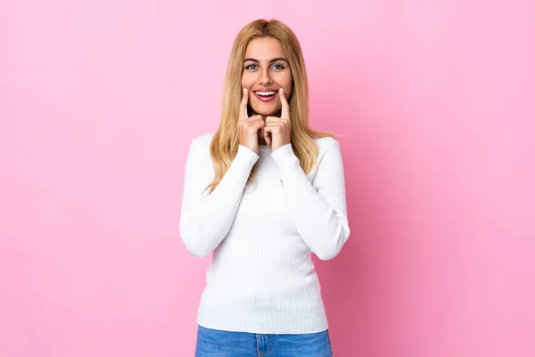 Jonge Uruguayaanse Blonde Vrouw Geïsoleerde Roze Achtergrond Glimlachen Met Een — Stockfoto