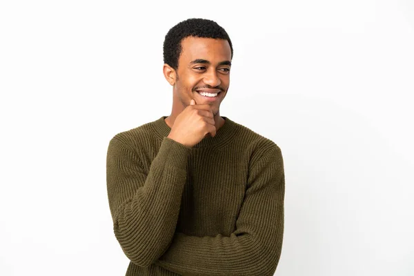 Hombre Guapo Afroamericano Sobre Fondo Blanco Aislado Mirando Hacia Lado — Foto de Stock