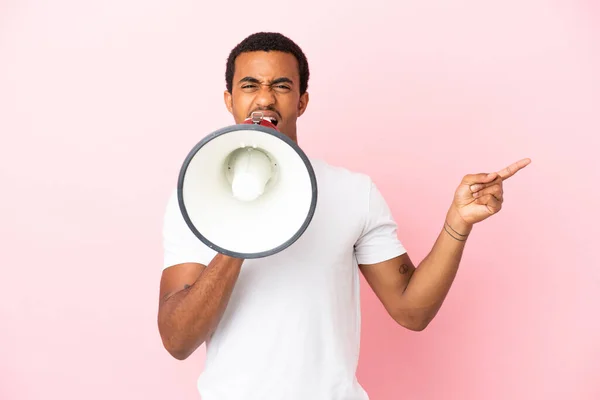 Afro Americano Bonito Homem Isolado Rosa Fundo Gritando Através Megafone — Fotografia de Stock