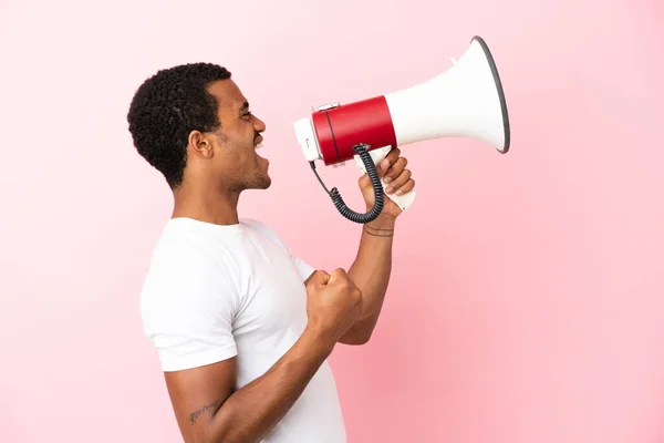 Afro Americano Bonito Homem Isolado Rosa Fundo Gritando Através Megafone — Fotografia de Stock