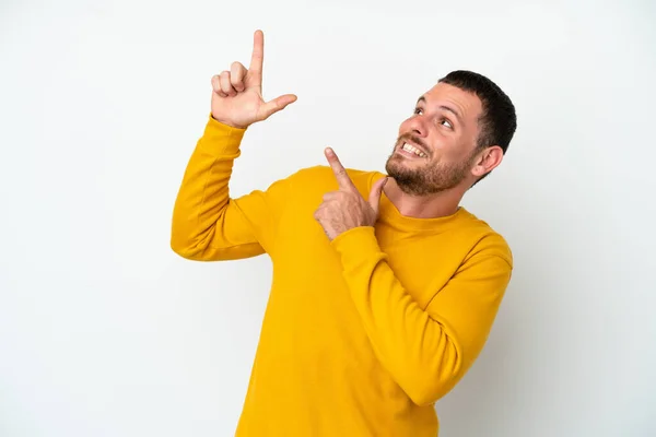 Beyaz Arka Planda Izole Edilmiş Genç Brezilyalı Adam Işaret Parmağıyla — Stok fotoğraf