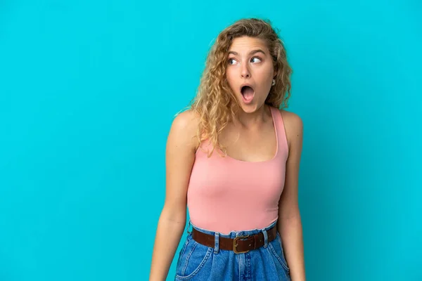 Young Blonde Woman Isolated Blue Background Doing Surprise Gesture While — Stock Photo, Image