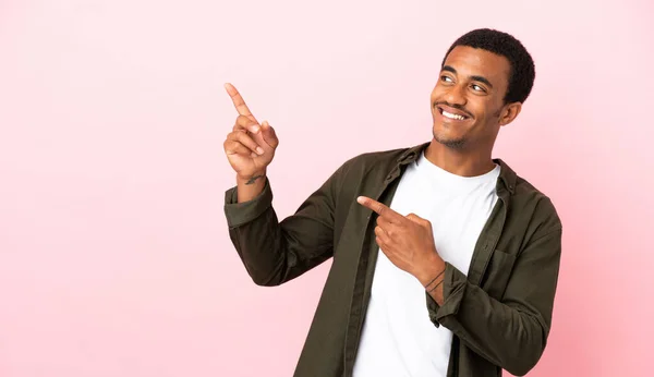 분홍색 복사를 아프리카 미국인 남자와 손가락을 가리키는 — 스톡 사진