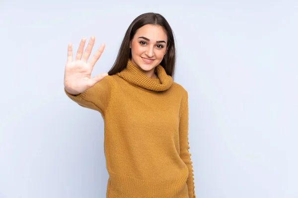 Giovane Donna Caucasica Isolata Sfondo Blu Contando Cinque Con Dita — Foto Stock