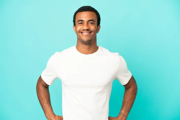非洲裔美国男子 背景深蓝色 两臂叉腰 面带微笑 — 图库照片