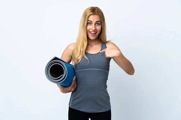 Giovane Donna Sportiva Che Lezioni Yoga Mentre Tiene Tappeto Sfondo — Foto Stock
