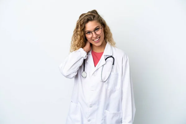 Jovem Médico Loira Mulher Isolada Fundo Branco Rindo — Fotografia de Stock