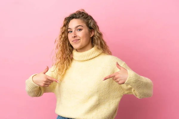 Junge Blonde Frau Isoliert Auf Rosa Hintergrund Stolz Und Selbstzufrieden — Stockfoto