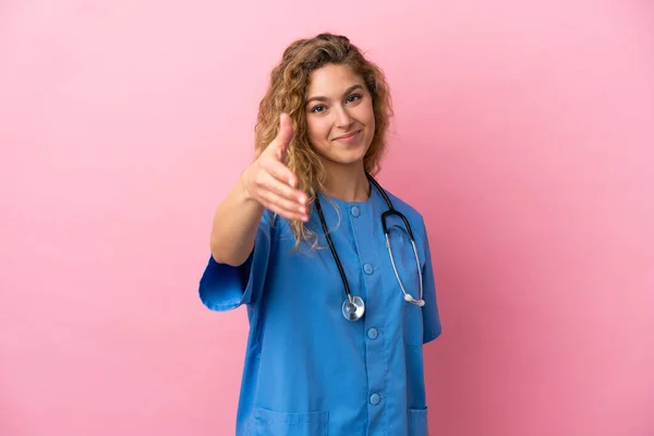 若いです外科医女性分離上のピンク背景シャーク手のために閉鎖良い取引 — ストック写真