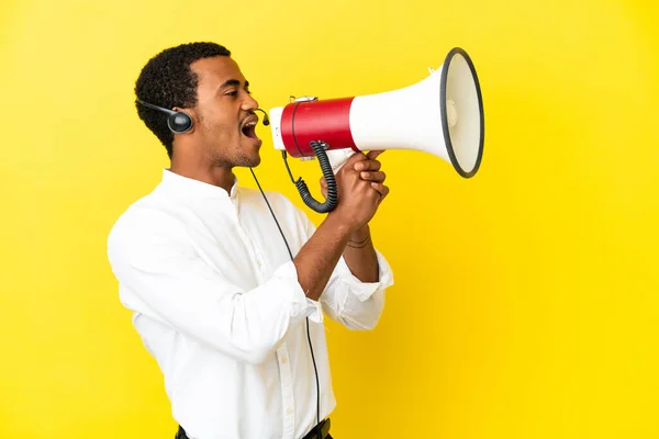 Hombre Telemarketer Afroamericano Trabajando Con Auricular Sobre Fondo Amarillo Aislado — Foto de Stock