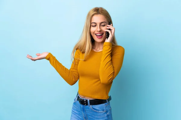 Jeune Femme Blonde Uruguayenne Sur Fond Bleu Isolé Gardant Une — Photo