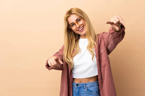 Молодая Уругвайская Блондинка Изолированном Фоне Указывает Вперед Счастливым Выражением Лица — стоковое фото