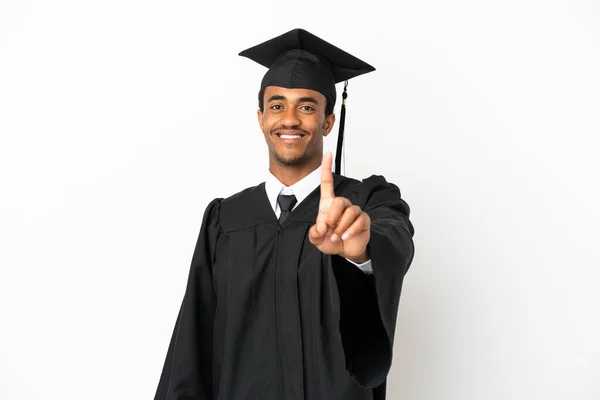 Afroamerikanische Universitätsabsolvent Mann Über Isolierten Weißen Hintergrund Zeigt Und Hebt — Stockfoto