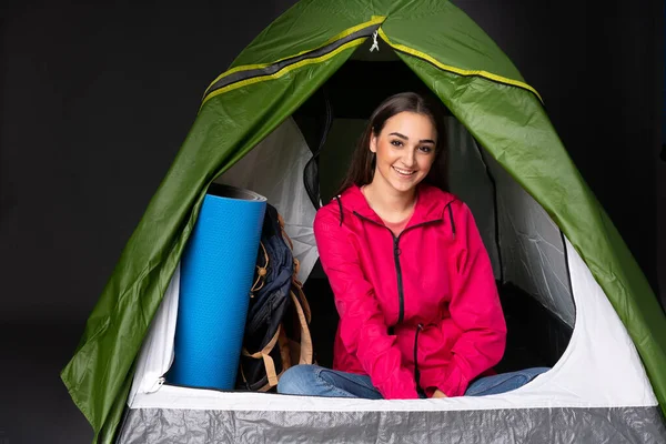 Giovane Donna Caucasica All Interno Una Tenda Verde Campeggio Ridere — Foto Stock