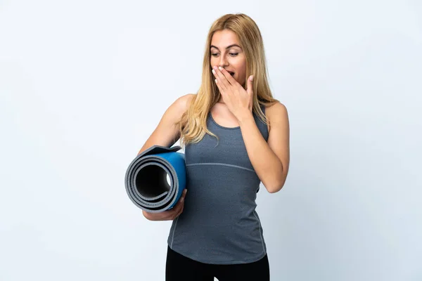 Mujer Deportiva Joven Que Clases Yoga Mientras Sostiene Una Estera —  Fotos de Stock