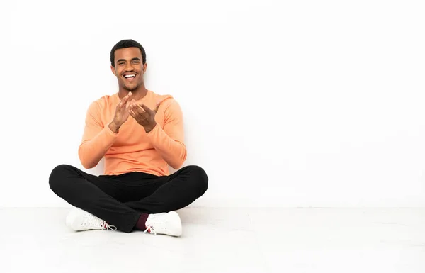 Africano Americano Homem Sentado Chão Sobre Isolado Copyspace Fundo Aplaudindo — Fotografia de Stock