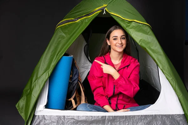 Giovane Donna Caucasica All Interno Una Tenda Verde Campeggio Che — Foto Stock