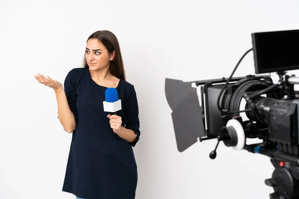 Reportérka Drží Mikrofon Hlásí Zprávy Izolované Bílém Pozadí Nešťastná Něčemu — Stock fotografie