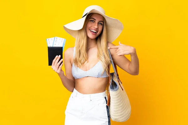 Jovem Loira Uruguaia Maiô Segurando Passaporte Sobre Fundo Amarelo Isolado — Fotografia de Stock