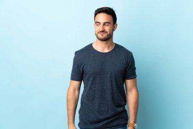 Tecrit edilmiş genç yakışıklı adam şüpheli hareketler yapıyor.