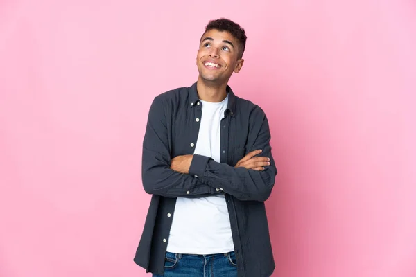 Jonge Braziliaanse Man Geïsoleerd Roze Achtergrond Zoek Omhoog Terwijl Glimlachen — Stockfoto