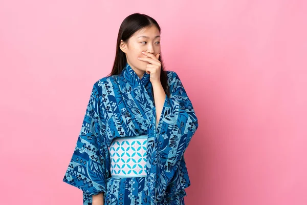 Joven Chica China Usando Kimono Sobre Fondo Aislado Haciendo Gesto —  Fotos de Stock