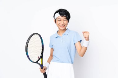 Tenis oynayan ve zaferi kutlayan Vietnamlı genç bir tenisçi.