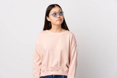 Genç Çinli bir kız izole edilmiş beyaz bir arka plan arıyor.