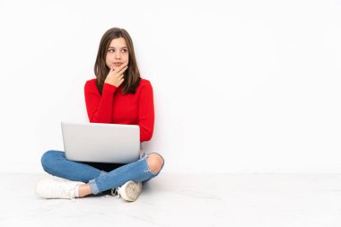 Polisle çalışan tenaager kız beyaz arka planda izole edilmiş.