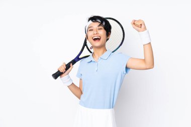 Tenis oynayan ve zaferi kutlayan Vietnamlı genç bir tenisçi.