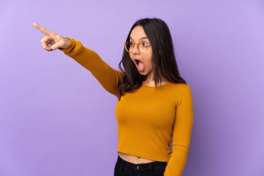 Mor arka planda izole edilmiş genç melez kadın.