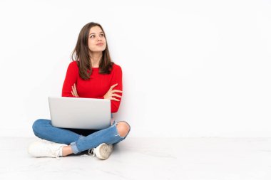 Polisle çalışan tenaager kız beyaz arka planda izole edilmiş gülümserken yukarı bakıyor