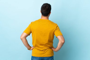 Arka planda izole edilmiş genç yakışıklı bir adam.