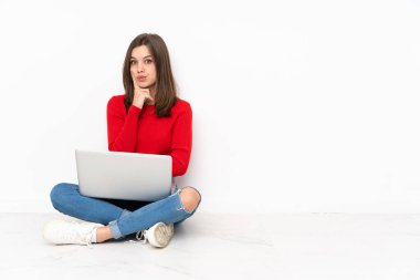 Polisle çalışan tenaager kız beyaz arkaplanda izole edilmiş. Önüne bakıyor.