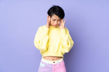 Genç Vietnamlı kadın. Kısa saçlı. Mor bir geçmişi var ve baş ağrısı var.