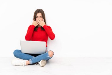 Polisle çalışan hassas bir kız beyaz arka planda izole edilmiş ağız ve eller ile kapatılmış.