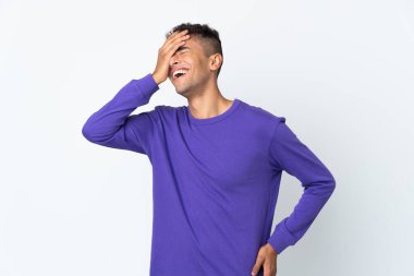 Genç Brezilyalı adam beyaz arka planda izole edilmiş, çok gülümsüyor.