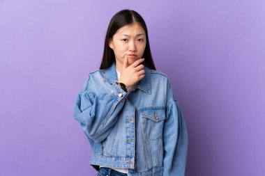 Soyutlanmış mor bir geçmişi olan genç Çinli kızın şüpheleri var.