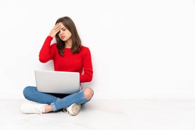 Polisle çalışan hassas kız, yorgun ve hasta bir ifadeyle beyaz arka planda izole edilmiş.