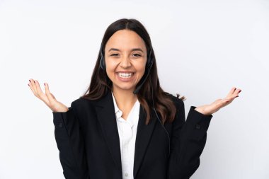 Genç pazarlamacı kadın beyaz arka planda izole edilmiş, gülümsüyor.