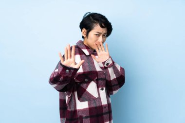 Genç Vietnamlı bir kadın, kısa saçlı, izole bir geçmişi var.