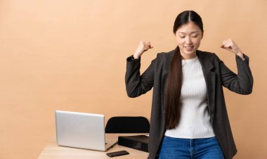 Çinli iş kadını güçlü bir jest yapıyor.