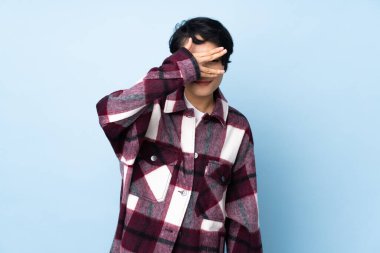 Genç Vietnamlı bir kadın, kısa saçlı, izole bir geçmişi var. Gözleri kapalı ve gülümsüyor.