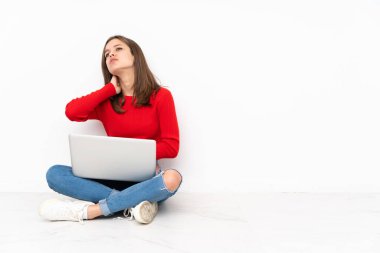 Polisle çalışan hassas kız beyaz arkaplanda boyun ağrısı ile izole edilmiş.