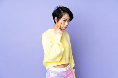 Genç Vietnamlı bir kadın, kısa saçlı, izole edilmiş mor bir geçmişi var.