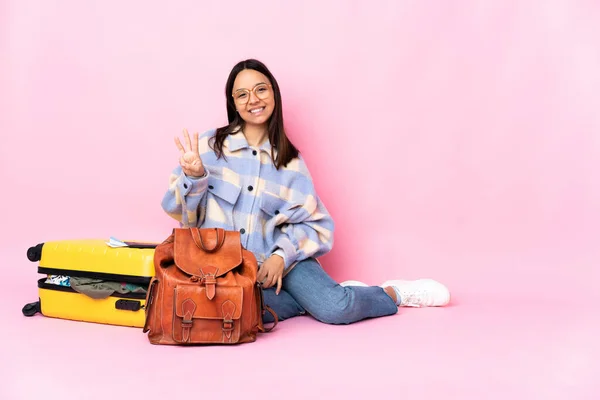 Mulher Viajante Com Uma Mala Sentada Chão Feliz Contando Três — Fotografia de Stock