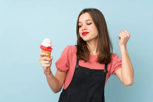 Tonårstjej Håller Cornet Glass Isolerad Blå Bakgrund Firar Seger — Stockfoto