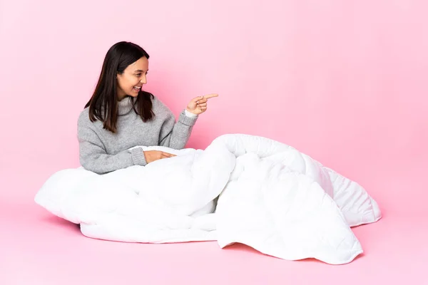 Jovem Raça Mista Vestindo Pijama Sentado Chão Apontando Dedo Para — Fotografia de Stock